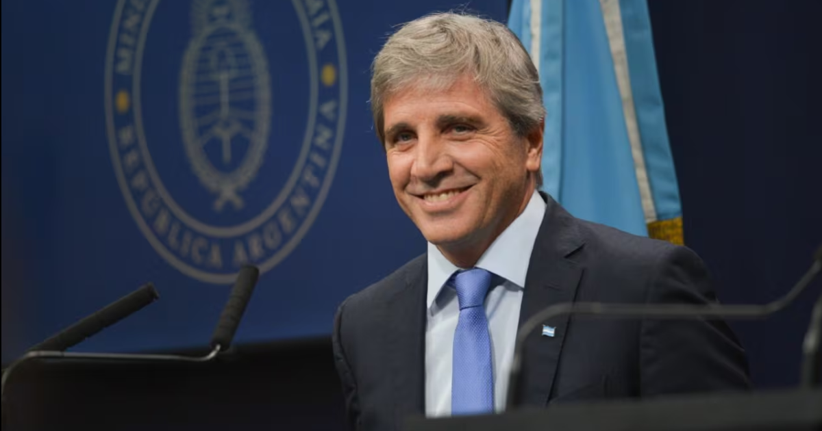 Con menos fondos a provincias y jubilados el Gobierno mantuvo el superaacutevit fiscal en abril