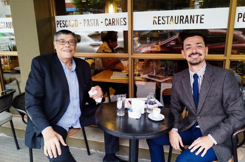 JUEVES POST TRIBUNALES- Chiqui Azar después de su �ltima audiencia Dialogó con sus amigos y disfrutó un cl�sico café