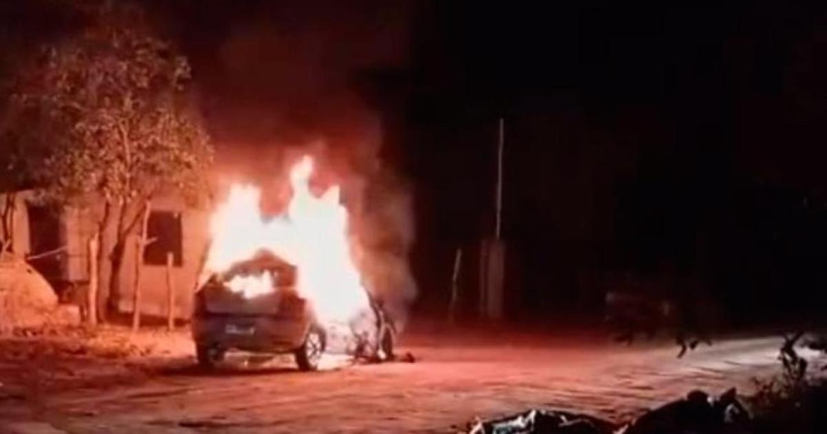 Drama en Villa Mailiacuten- un auto con GNC se incendioacute por completo y causoacute alarma entre los vecinos