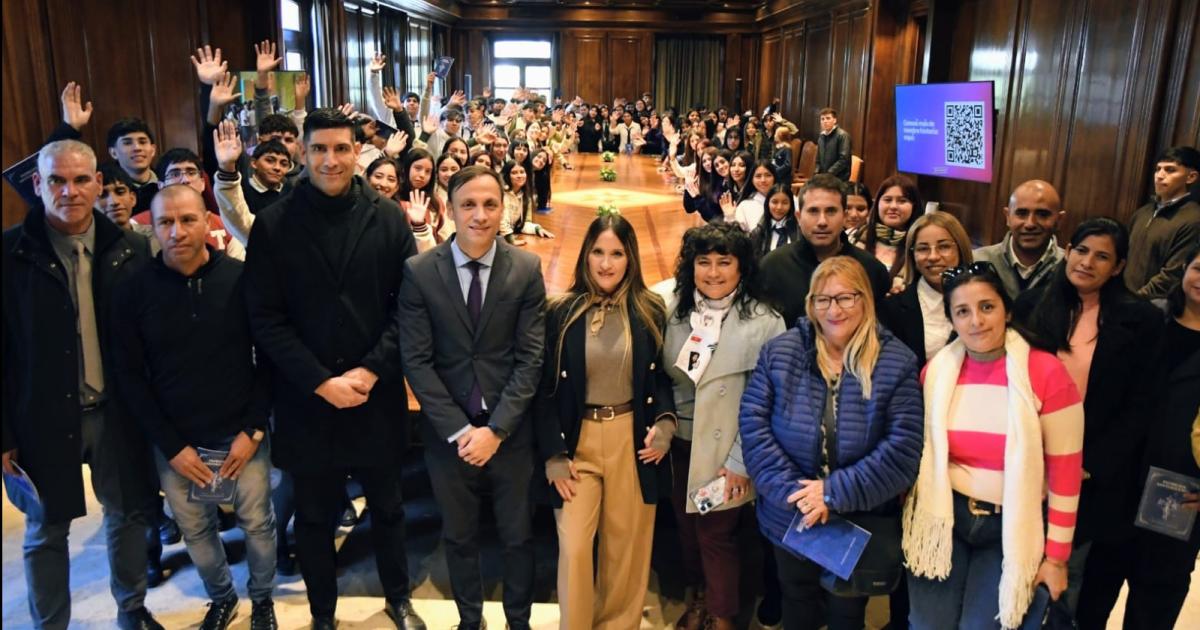 Alumnos de los departamentos Quebrachos y Atamisqui visitaron Casa de Gobierno