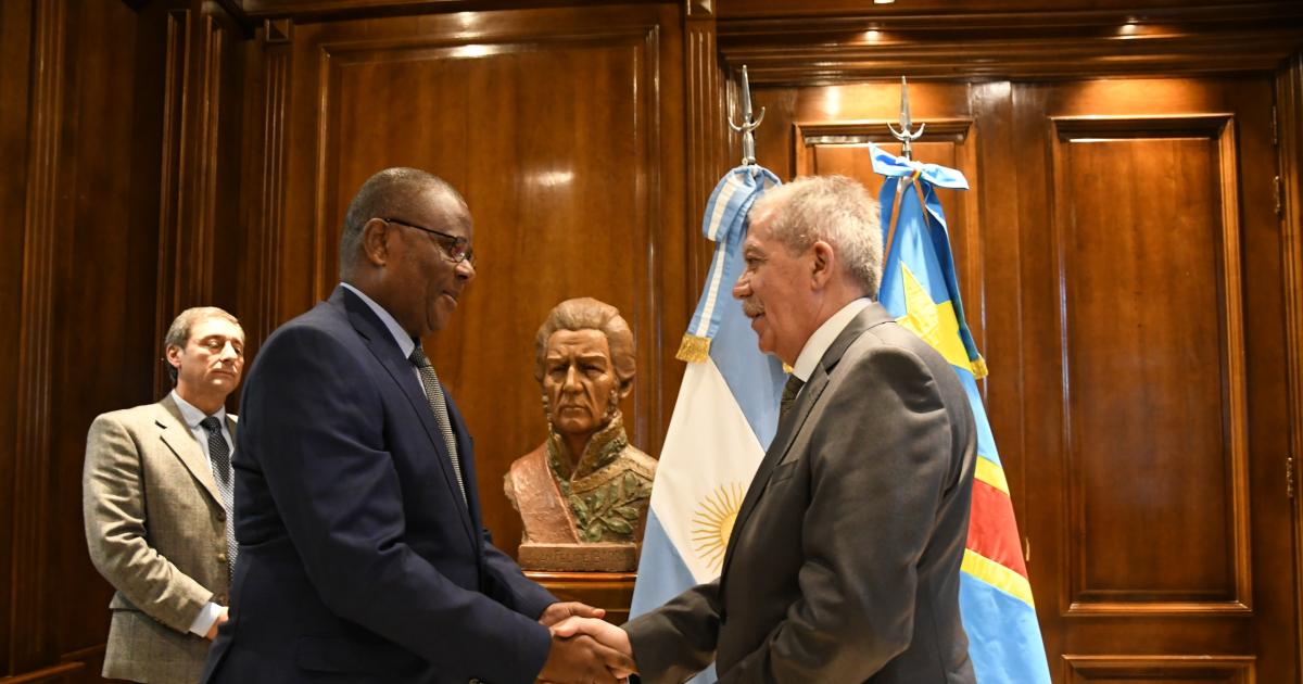 El gobernador Eliacuteas Suaacuterez recibioacute al embajador de la Repuacuteblica Democraacutetica del Congo en Argentina