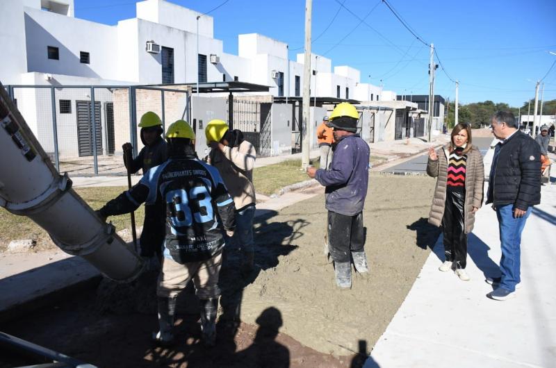 Fuentes y Benavente destacaron el avance de la pavimentacioacuten de las 23 cuadras en el barrio La Costa