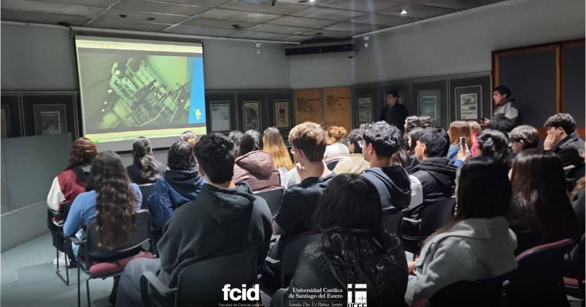 Estudiantes de la Ucse en la planta impresora de EL LIBERAL