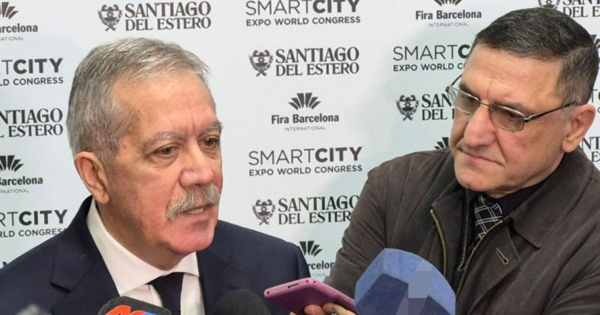 El gobernador Elías Su�rez en conferencia de prensa en el Smart City