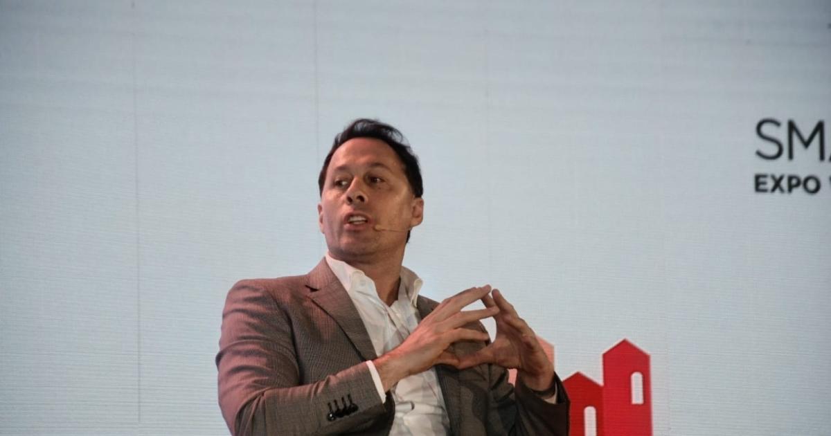Juan Corvalaacuten disertoacute sobre inteligencia artificial y transformacioacuten digital en Smart City 2026