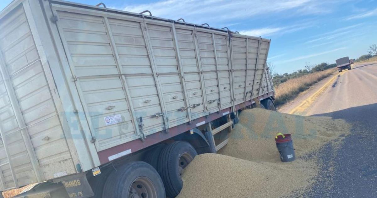 Un camioacuten perdioacute parte de su carga de soja tras pasar por un bache cerca de Quimiliacute
