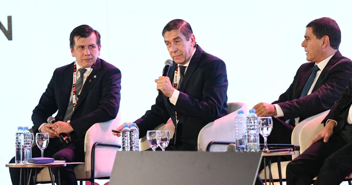 Educacioacuten empleo y transformacioacuten productiva fueron ejes de una destacada charla en Smart City