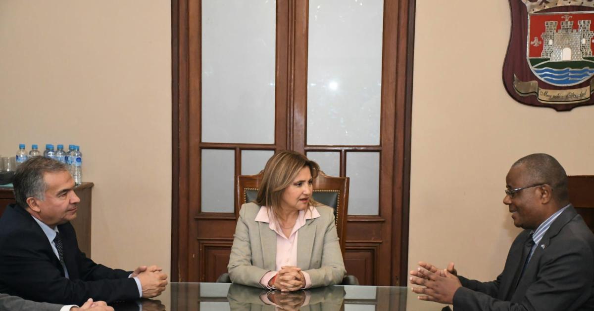 La intendente Fuentes recibioacute en la Municipalidad al embajador de la Repuacuteblica del Congo