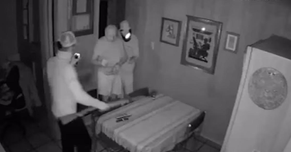 VIDEO- delincuentes maniataron y asaltaron a un jubilado de 87 antildeos mientras dormiacutea