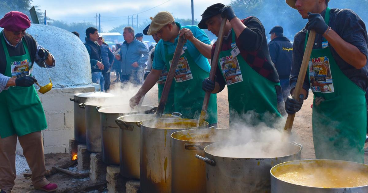 Sumampa festejaraacute el 25 con 8000 litros de locro y 8000 kilos de asado