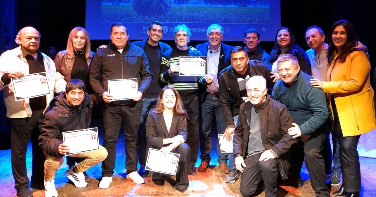 Ex futbolistas bandentildeos fueron distinguidos por el Municipio