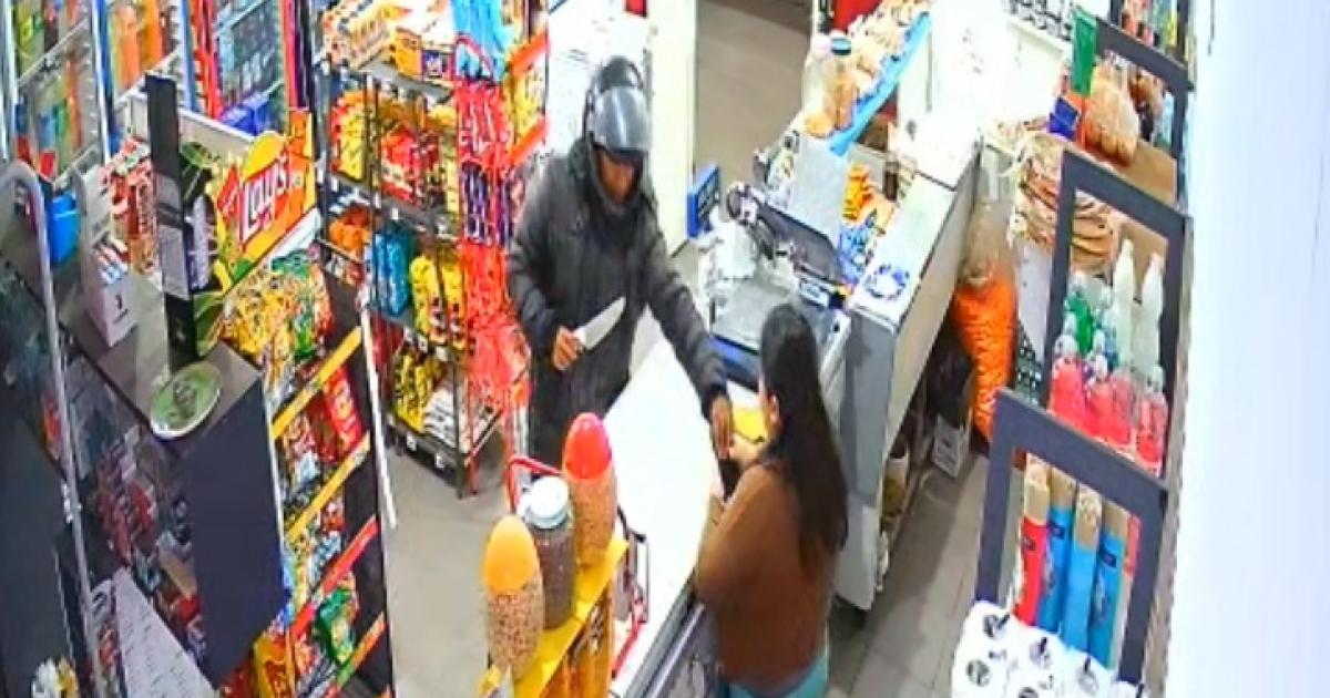 Con casco y cuchilla en mano asaltoacute un super chino y un kiosco