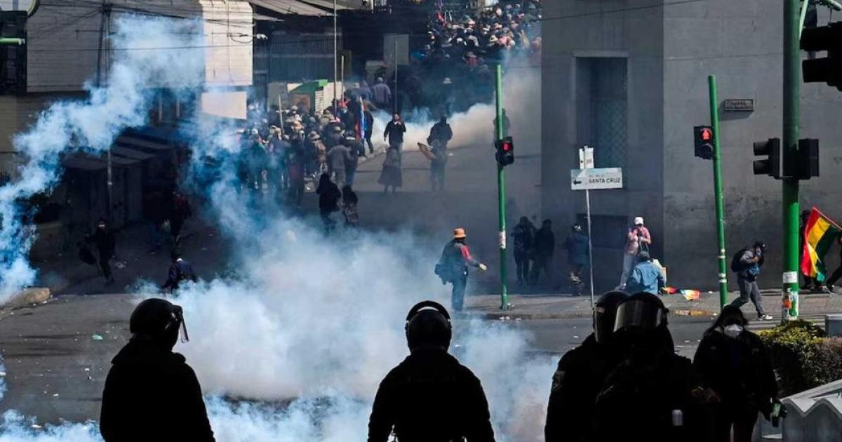 Violentos enfrentamientos entre policiacuteas y manifestantes por los bloqueos de rutas 