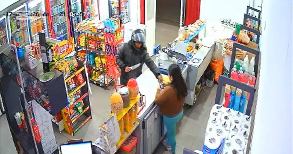 VIDEO  Con casco y cuchilla sembroacute terror en un suacuteper chino y un kiosco del Bordm Mariano Moreno