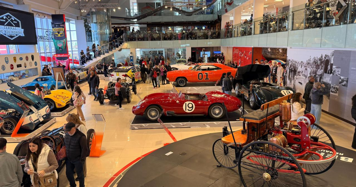 Gran cantidad de turistas visitan el Museo del Automoacutevil de Termas durante el Finde largo