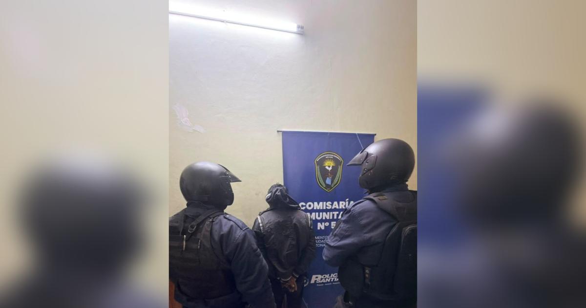 Cayoacute un sospechoso tras intentar escapar por los techos en el barrio Centenario
