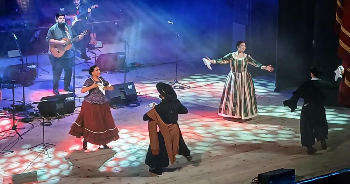 Velada de gala en el Teatro 25 de Mayo por el aniversario de la Revolucioacuten de Mayo