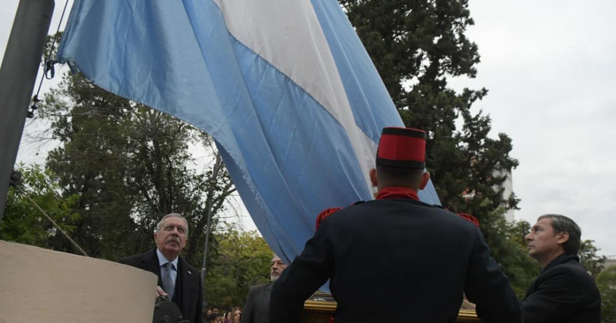 Eliacuteas Suaacuterez presidioacute el izamiento de la bandera argentina en plaza Libertad por el 25 de Mayo