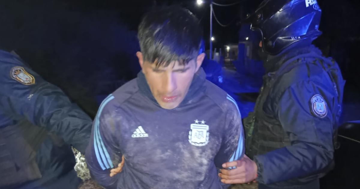Terror en Antildeatuya- lo perseguiacutean por amenazar vecinos y hallaron una escopeta oculta entre prendas