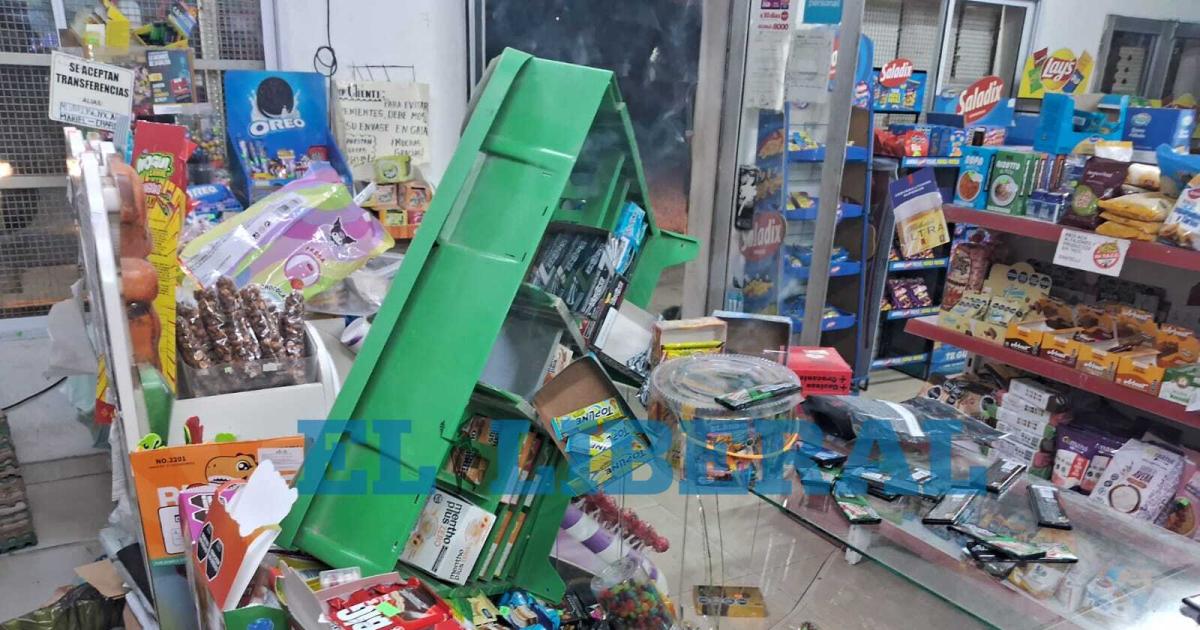 Violento robo en un autoservicio- un delincuente encapuchado se llevoacute 200 mil y escapoacute