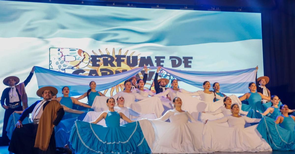 Termenses y turistas disfrutaron la Noche de Gala por el 25 de Mayo