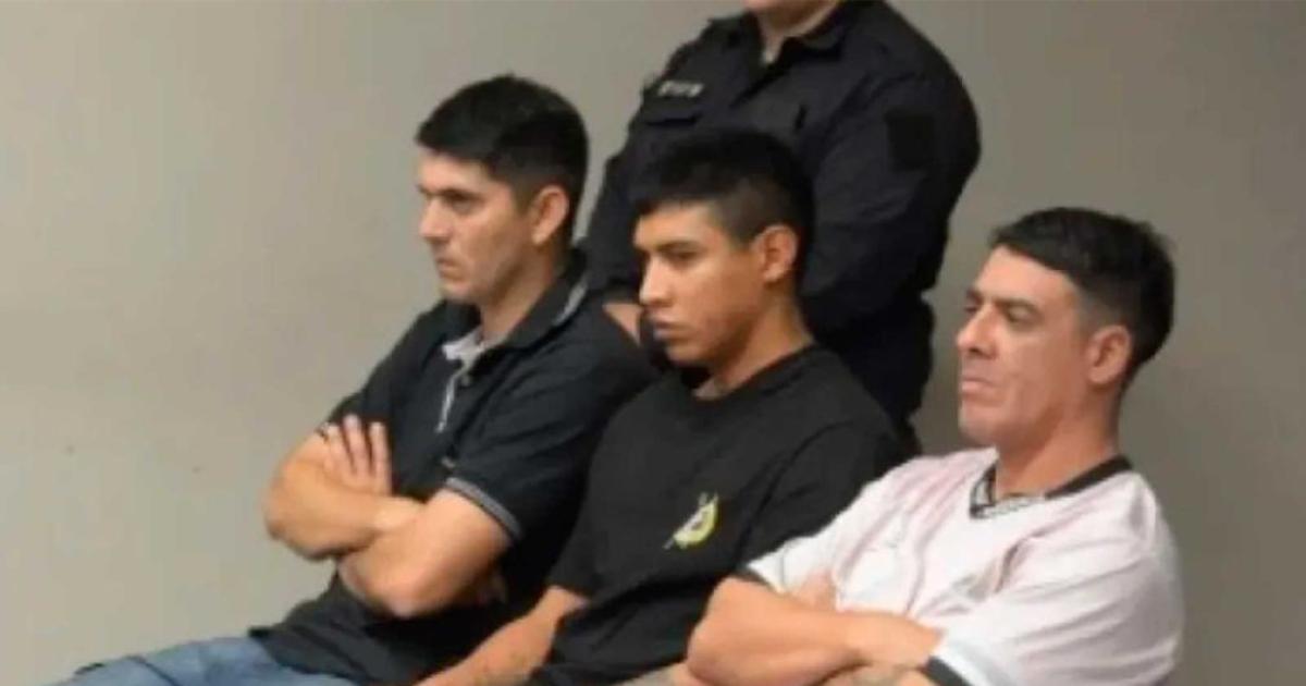 Juan Gabriel Rodríguez alias Juancito (en medio de la foto) es buscado por la policia