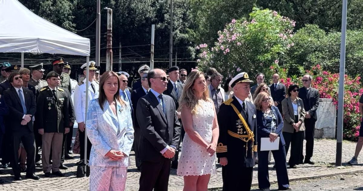 Pettovello visita el Vaticano y se reuniraacutecon el papa Leoacuten XIV