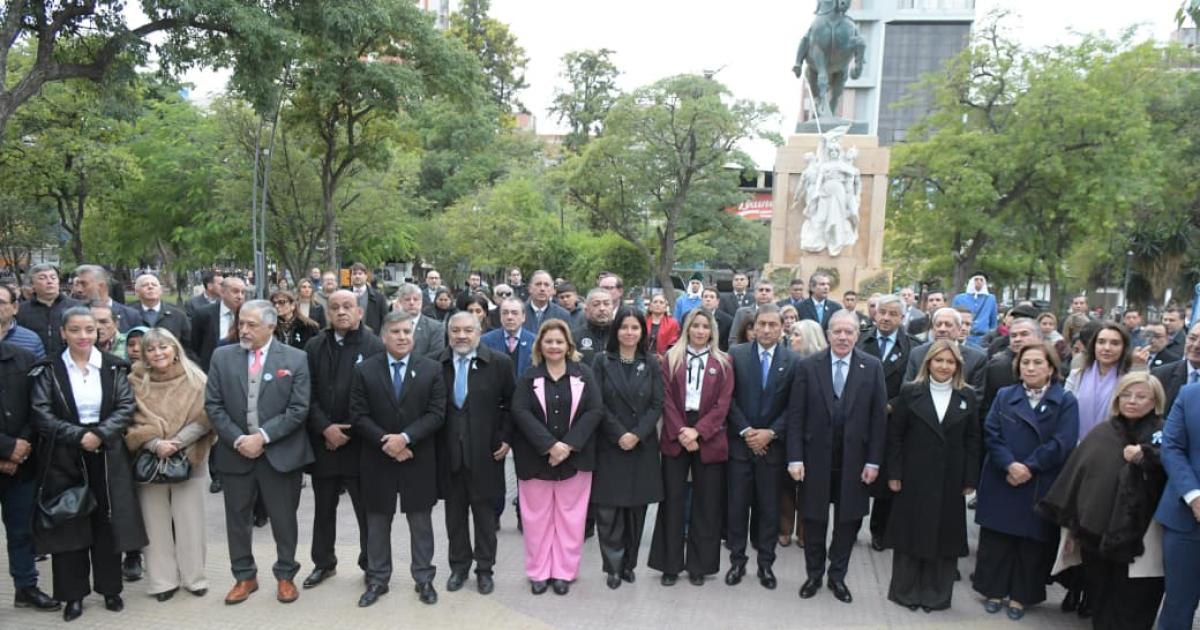 Eliacuteas Suaacuterez presidioacute el izamiento de la bandera argentina en plaza Libertad por el 25 de Mayo