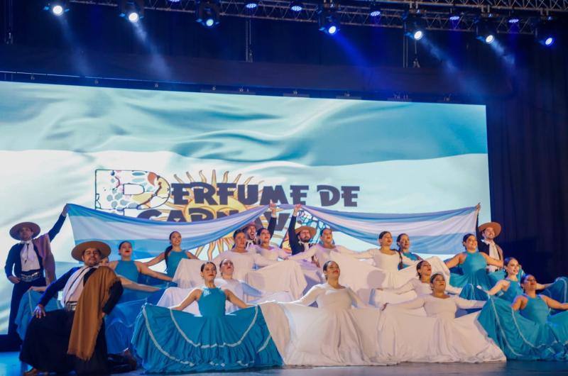 Termenses y turistas disfrutaron la Noche de Gala por el 25 de Mayo