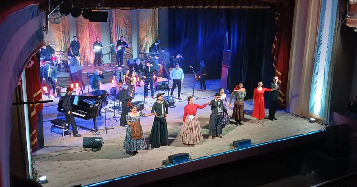 Velada de gala en el Teatro 25 de Mayo por el aniversario de la Revolucioacuten de Mayo