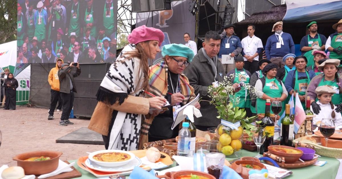 Multitudinaria fiesta del Concurso Nacional de Asado con Cuero y Locro Criollo en Sumampa