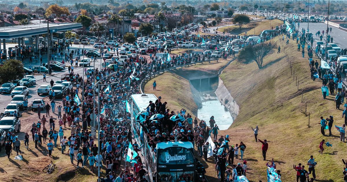 Una multitudinaria caravana cerroacute ayer los festejos de Belgrano por el tiacutetulo