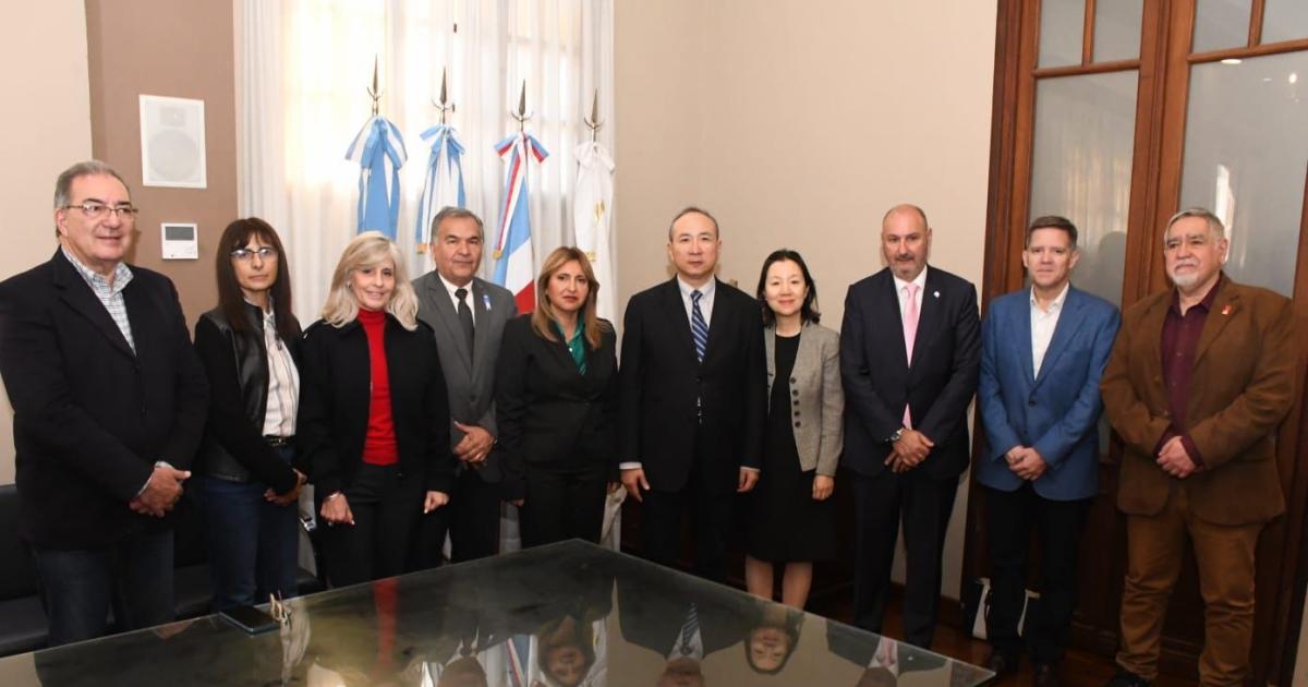 Fuentes mantuvo una reunioacuten institucional con el embajador de China en Santiago
