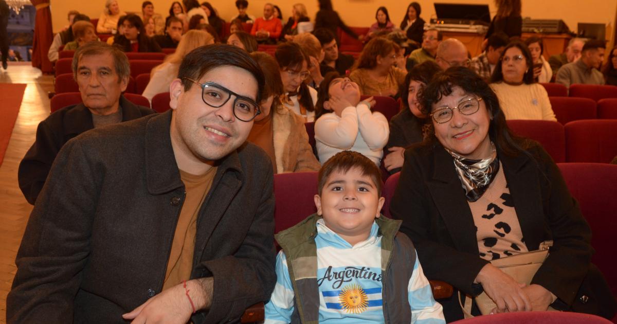 EMOTIVA VELADA PATRIA EN EL TEATRO
