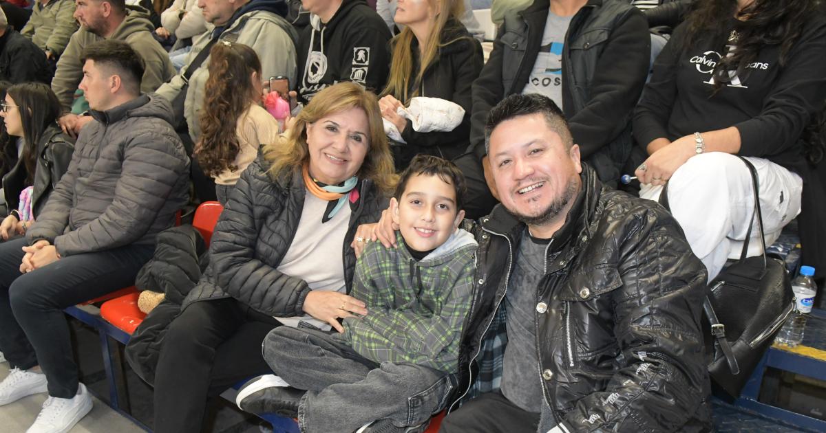 NOCHE DE BAacuteSQUET EN EL ESTADIO CIUDAD