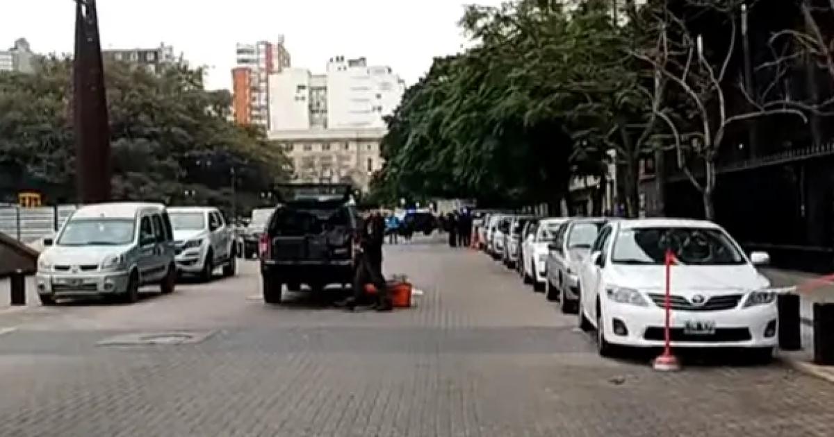 Mantildeana de tensioacuten y nerviosismo en el Teatro Coloacuten por el hallazgo de un paquete sospechoso