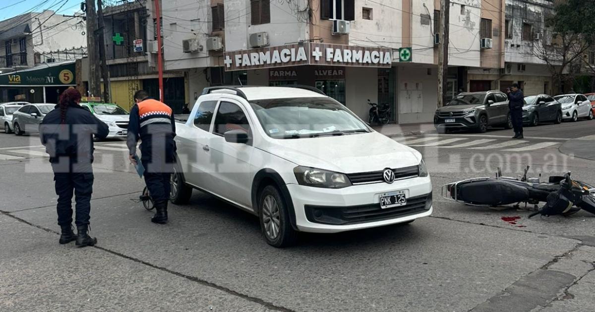 Violento choque entre una camioneta y una moto en pleno centro- un hombre terminoacute hospitalizado
