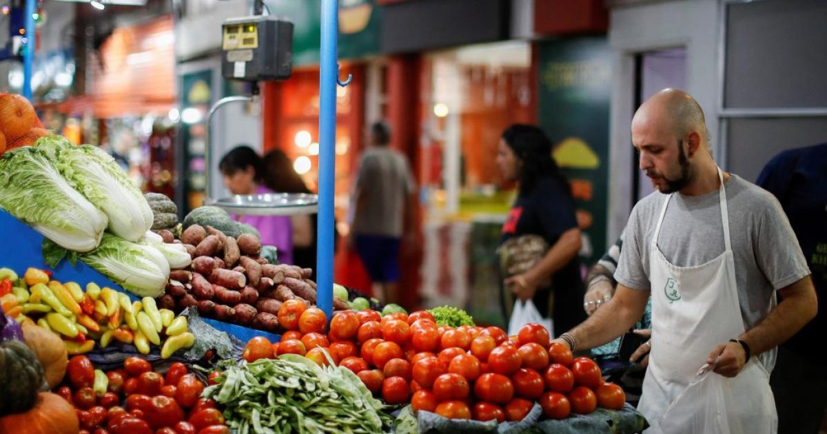 El consumo a nivel nacional volvioacute a caer en abril y ya acumula cuatro meses en baja