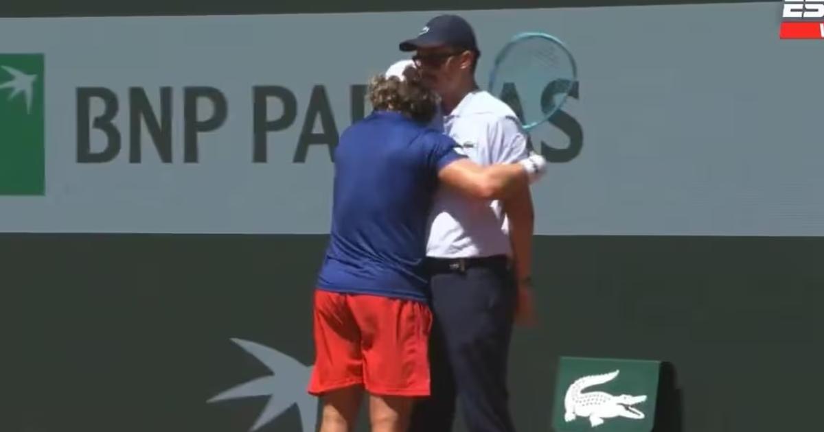 VIDEO- el insoacutelito momento que protagonizoacute el tenista santiaguentildeo en Roland Garros