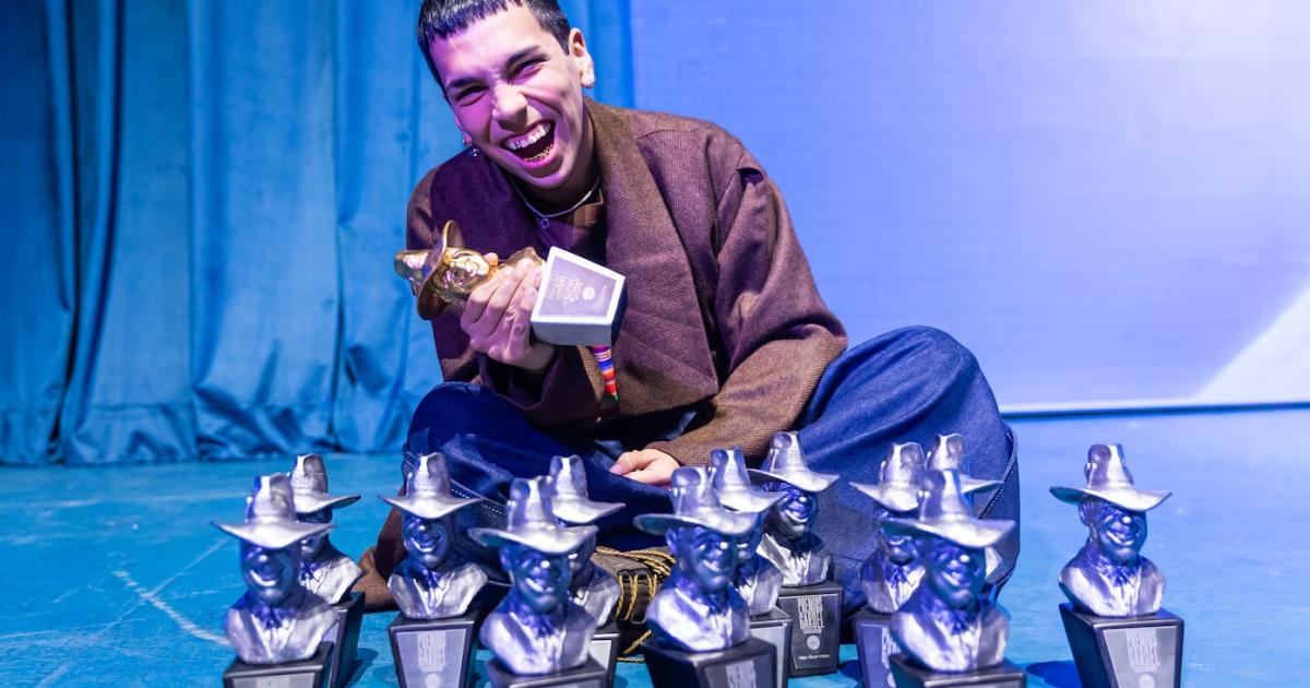 Milo J posando con sus 12 premios Gardel (Foto- prensaAgustín Dusserre y Ignacio Arnedo)