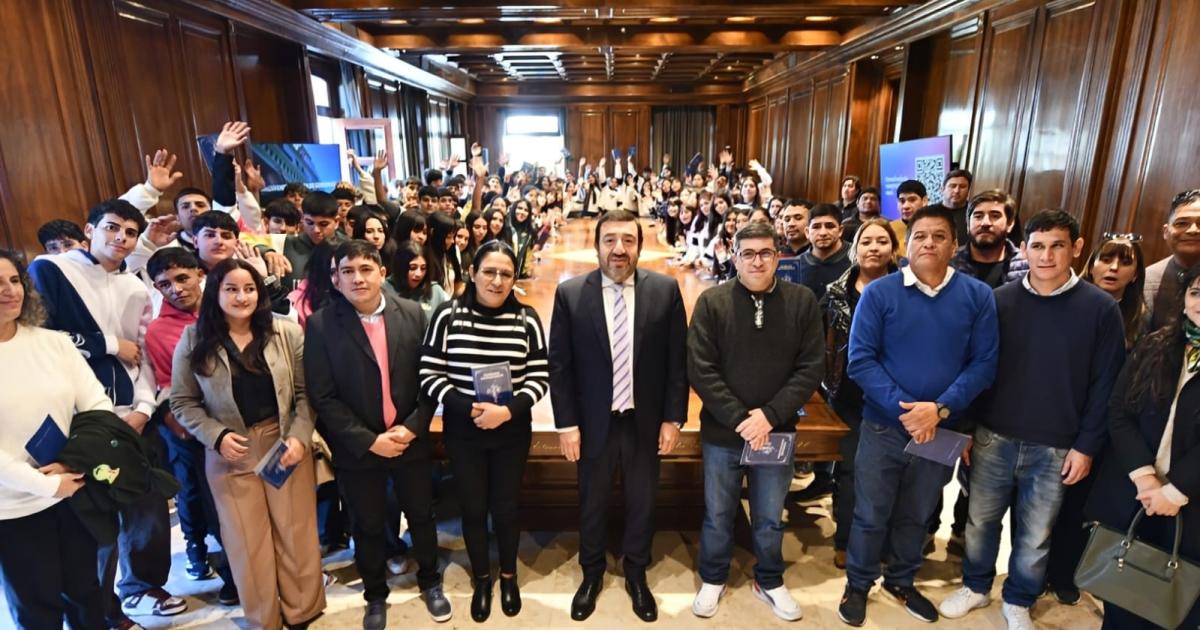 Maacutes de 130 alumnos del interior santiaguentildeo visitaron Casa de Gobierno