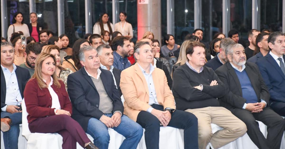 Norma Fuentes participoacute de la apertura de la Expo Cluster Santiago del Estero en el Oacutevalo del Parque Sur