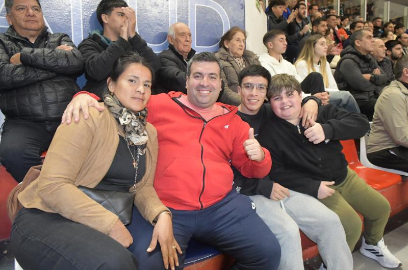 NOCHE DE BAacuteSQUET EN EL ESTADIO CIUDAD