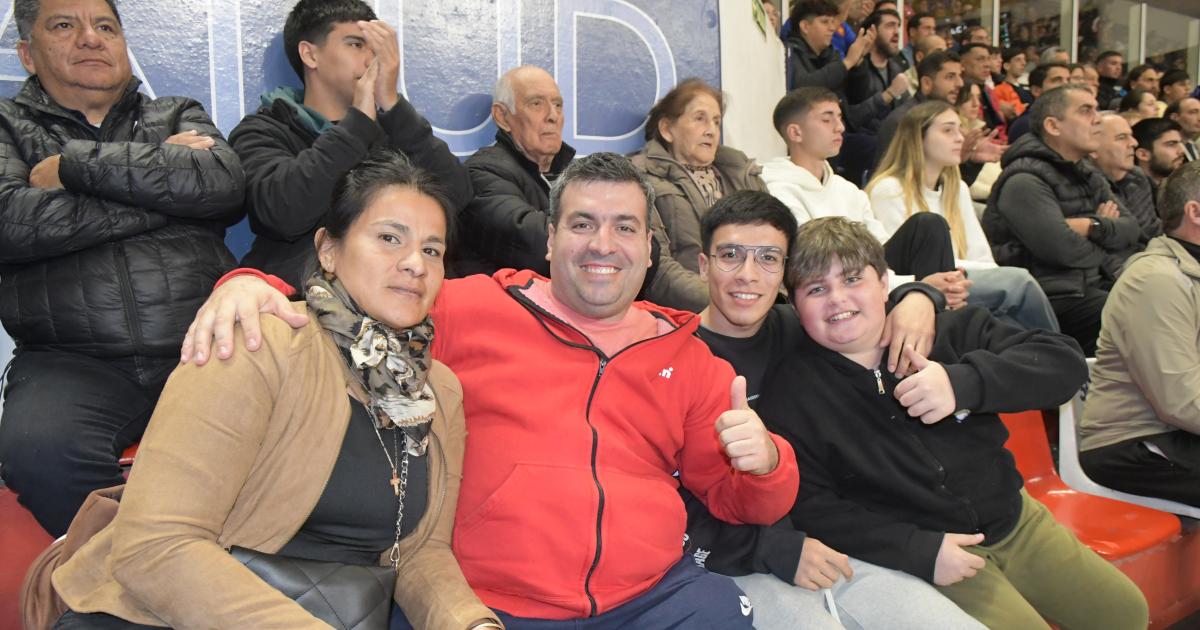 NOCHE DE BAacuteSQUET EN EL ESTADIO CIUDAD