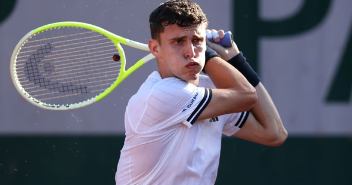 Juan Manuel Ceruacutendolo hace historia en Roland Garros- le ganoacute a Jannik Sinner nuacutemero 1 del mundo