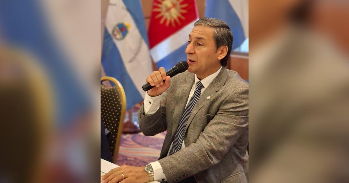 Equilibrado entre la eficiencia estatal y el impulso al sector privado