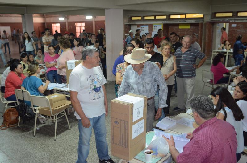 Convocan oficialmente a elecciones en 25 de las 28 comunas para el proacuteximo 2 de agosto