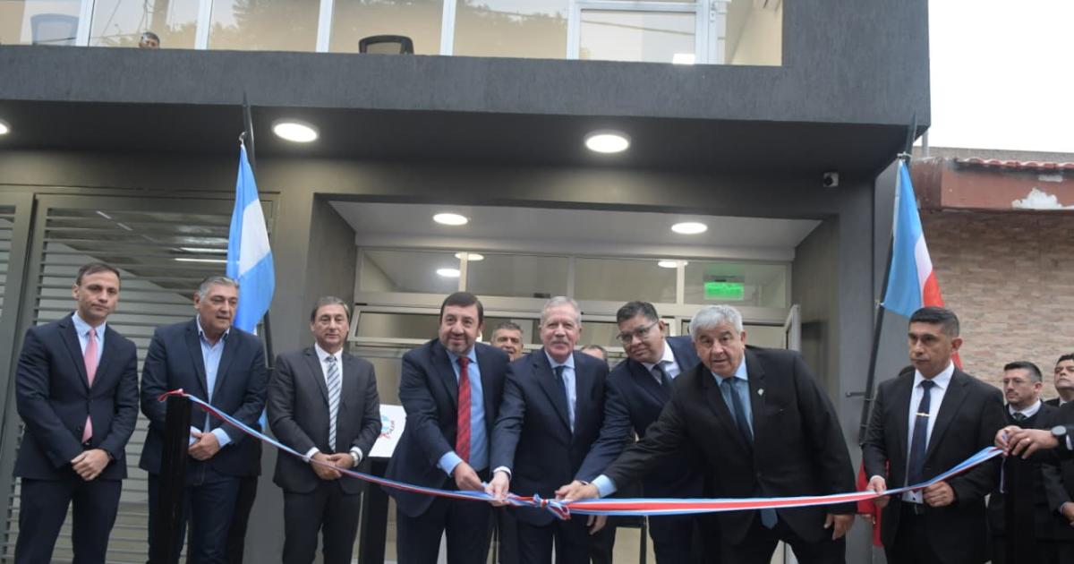 Eliacuteas Suaacuterez inauguroacute la nueva sede de la Comisariacutea 13 en La Banda y entregoacute viviendas sociales