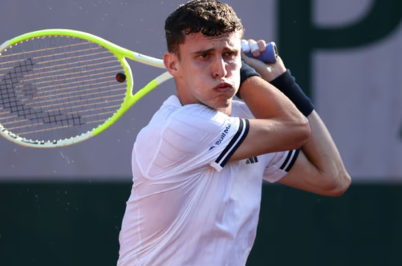 Juan Manuel Ceruacutendolo hace historia en Roland Garros- le ganoacute a Jannik Sinner nuacutemero 1 del mundo