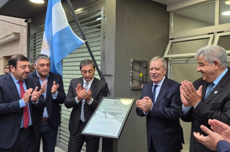 Eliacuteas Suaacuterez inauguroacute la nueva sede de la Comisariacutea 13 en La Banda y entregoacute viviendas sociales